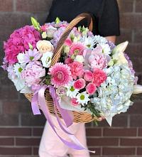 Композиция солнечный день в Егорьевске Цветочная композиция из Розы, Хризантемы, Пионы и Лизиантусы в корзине в Егорьевске