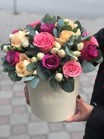 Цветочная композиция из Розы в шляпной коробке в Егорьевске